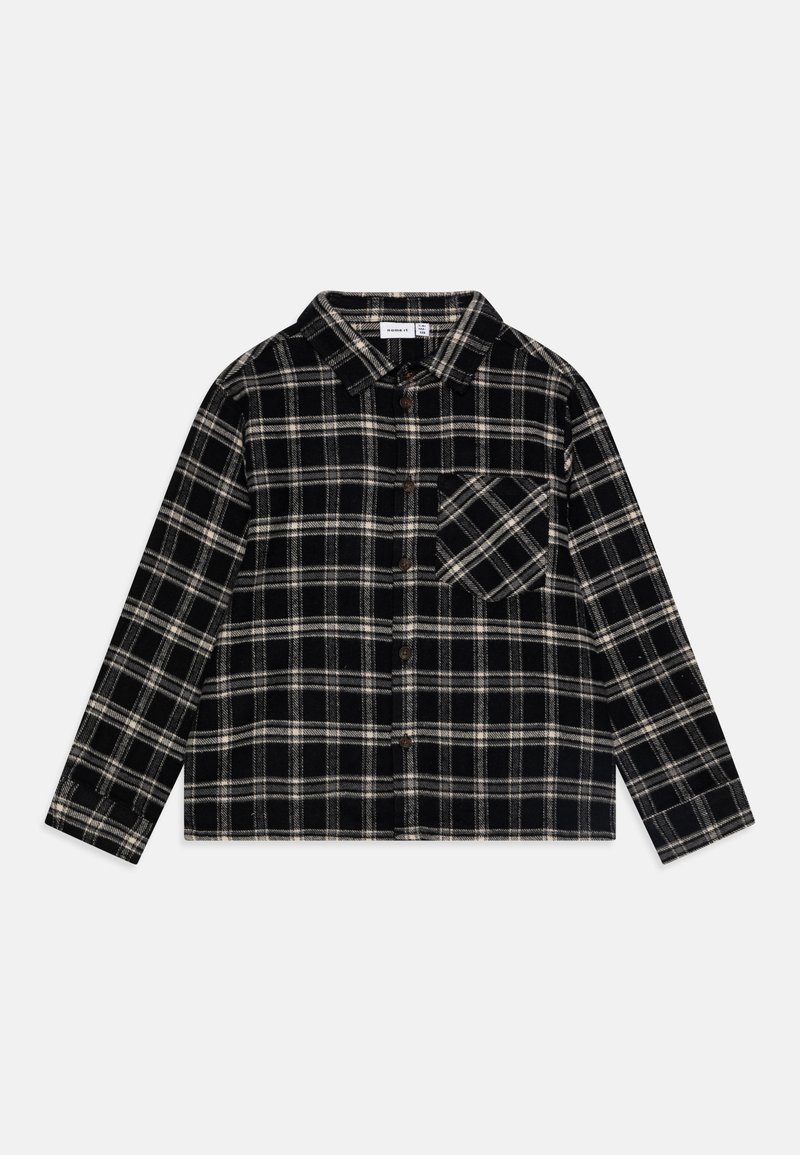 Camisa de franela a cuadro negro y crema, con collar, cierre de botones, mangas largas y un bolsillo en el pecho con patrón diagonal.