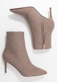 Szare botki za kostkę z sztucznego zamszu, z noskiem w kształcie szpica i obcasem stiletto; zamek błyskawiczny po boku oraz złote akcenty wzdłuż podeszwy.