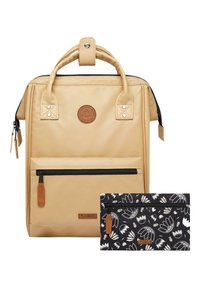 Zaino beige con superficie testurizzata, manico superiore e tasca con zip frontale. Include un piccolo borsellino con motivo floreale nero.