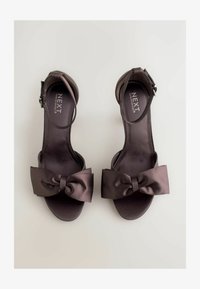 Sélectionné, chocolate brown