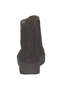 Bruine suède enkelboots met een gladde textuur, een ronde neus en een zijrits. Dikke zwarte rubberen zool met grippatroon.