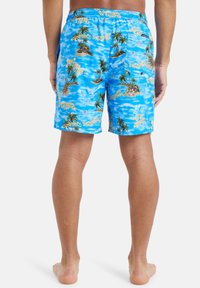 Modré plávacie šortky s tropickým vzorom, ktorý zobrazuje palmy a scenérie ostrovov. Elastický pás s jednou zadnou vreckom.