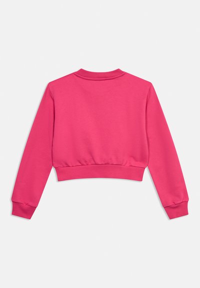 Φουξ ροζ κοντό φούτερ με μακριά μανίκια, ριμπ μανσέτες και ριμπ τελείωμα, εμφανίζεται από πίσω σε λευκό φόντο.