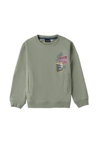 Sudadera verde con cuello redondo, que presenta parches frontales con texto y gráficos. Este diseño incluye bolsillos laterales y puños acanalados.