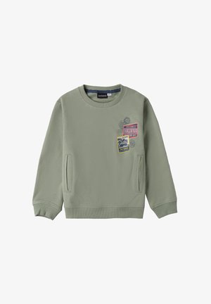Sudadera verde con cuello redondo, que presenta parches frontales con texto y gráficos. Este diseño incluye bolsillos laterales y puños acanalados.