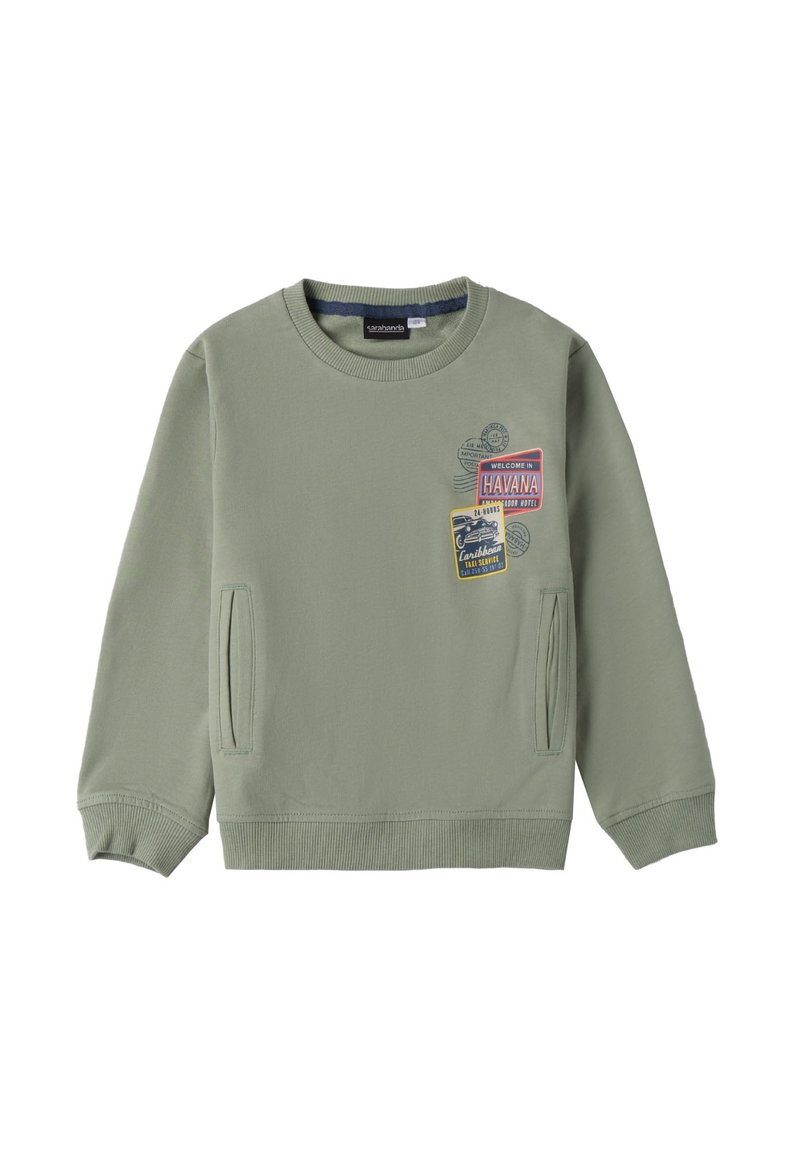 Sudadera verde con cuello redondo, que presenta parches frontales con texto y gráficos. Este diseño incluye bolsillos laterales y puños acanalados.