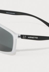 Arnette STRIPE - Sunčane naočale - matte crystal/dark grey