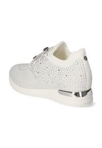Witte sneaker met een textuur gebreide bovenkant, versierd met zilveren studs en een metallic accent op de hiel. Bevat een gevoerde kraag en een flexibele zool.
