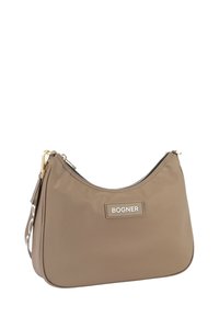 Borsa a mano in nylon marrone con una forma curva, dotata di una zip dorata e un'etichetta con il logo argento. Design semplice con tracolla removibile.