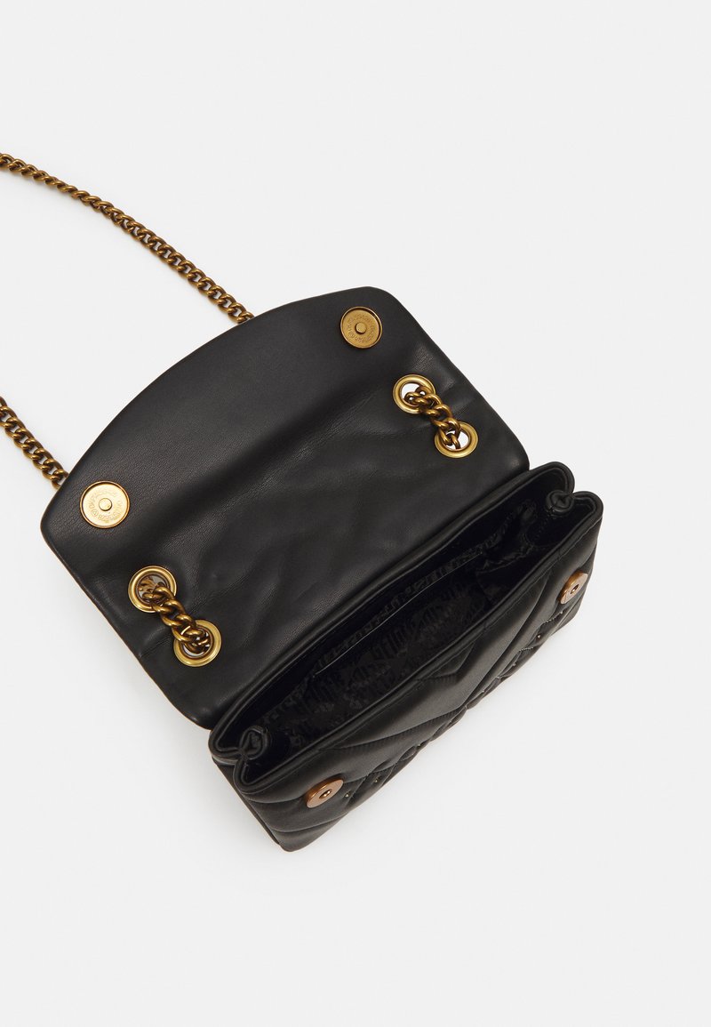 Borsa a mano in pelle nera con design trapuntato, accessori in oro, tracolla a catena e chiusure a scatto. L'interno presenta una fodera a fantasia.