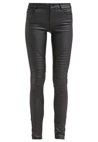 Pantalones de cuero sintético negros con un corte ajustado. Presentan paneles de rodilla texturizados y costuras decorativas. Cintura de altura media con diseño de cinco bolsillos.