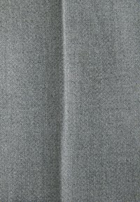 Grijze stof met een zachte, gestructureerde oppervlakte. De weving vertoont een fijn, uniform patroon dat zorgt voor een overwegend glad uiterlijk.