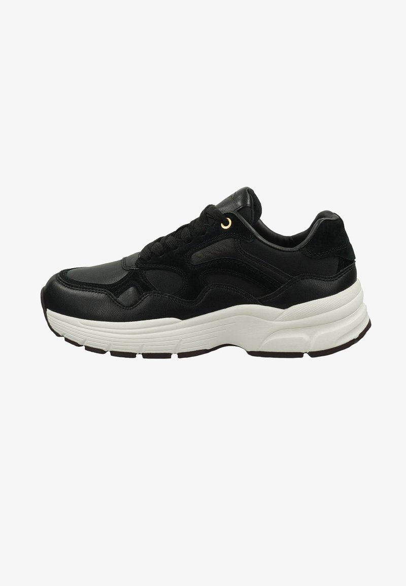 Schwarze Leder- und Wildledersneaker mit einer dicken weißen Sohle, ausgestattet mit schwarzen Schnürsenkeln und einem goldenen Ösenakzent. Abgerundete Zehenpartie und strukturierte Einsätze.