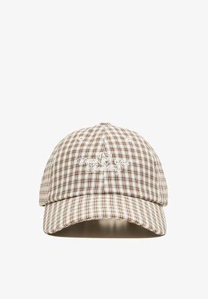 Casquette de baseball à carreaux beige et marron avec texte en écriture blanche brodée sur le panneau central avant.