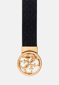 Schwarzer Stoffgürtel mit Muster und einer goldenen runden Schnalle, die ineinandergreifende Initialen und ein glänzendes Finish aufweist.
