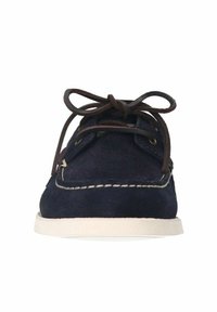 Marineblauwe suede schoenen met een ronde neus, bruine veters en witte stiksels langs de rand. De zool is licht van kleur en plat.