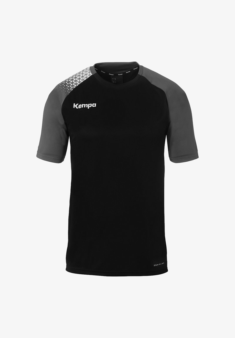 Schwarzes kurzärmliges Shirt mit grauen Akzenten, mit geometrischem Muster auf der Schulter, aus einem feuchtigkeitsableitenden Stoff. Kempa-Logo sichtbar.