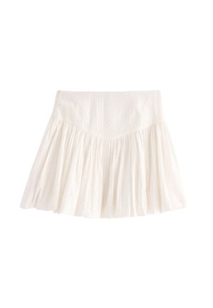 Gonna bianca realizzata in tessuto leggero, caratterizzata da un design testurizzato, una forma svasata e dettagli arricciati all'orlo.