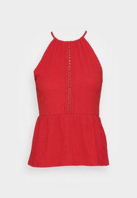 Top sin mangas rojo de tela texturizada, que presenta un escote fruncido y un patrón de cortes decorativos en la parte delantera con un dobladillo acampanado.