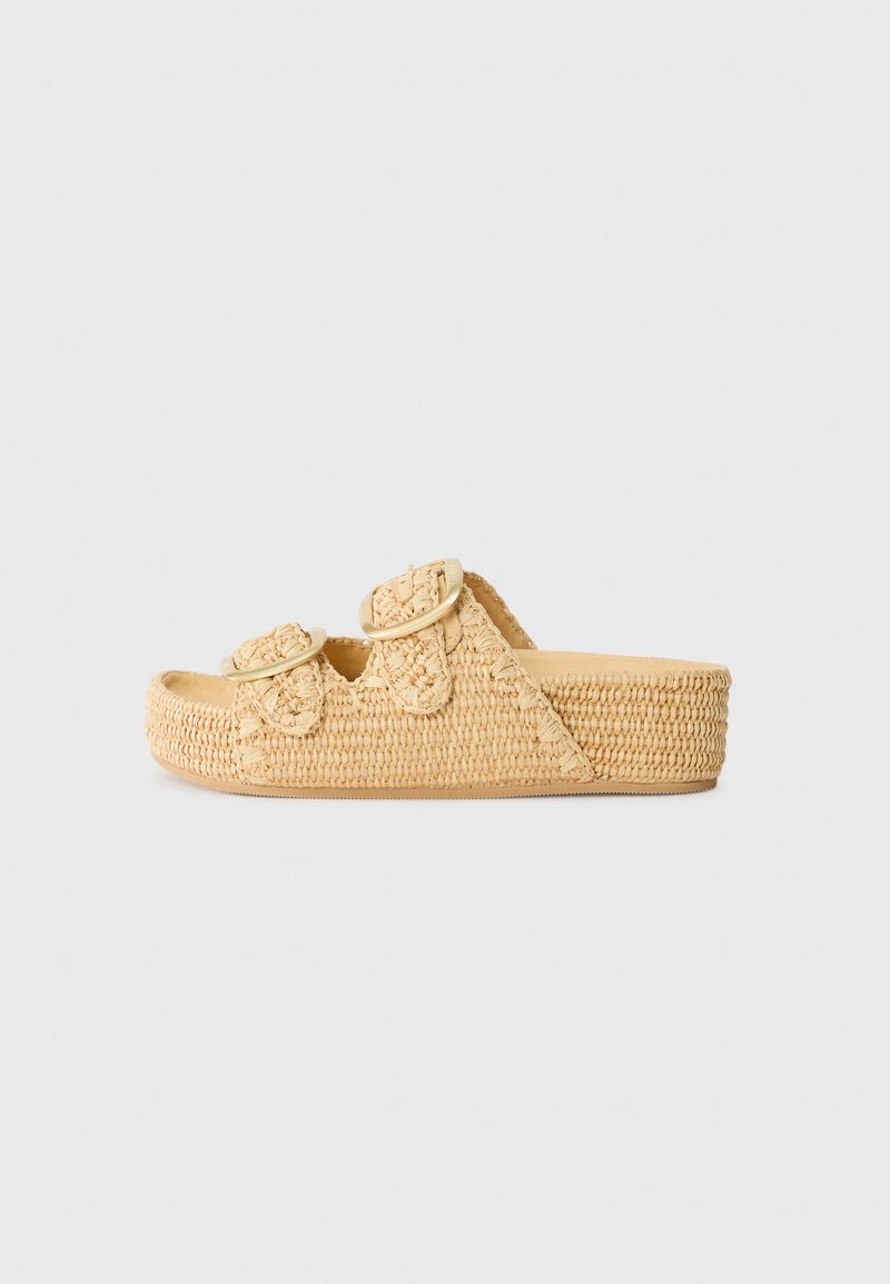 Sandales en paille couleur beige, avec deux brides à boucle ajustables, texture tissée et semelle à plateforme. Design simple et décontracté.