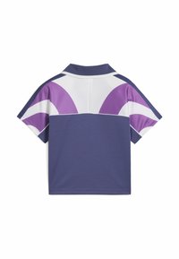 Violet ir baltos spalvos trumpomis rankovėmis polo marškiniai. Yra apykaklė, geometriniai raštai ir kvėpuojantis tekstūruotas audinys. Laisvas siluetas.