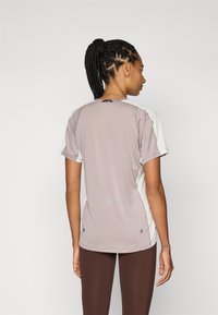 ASICS FUJITRAIL ELITE TOP - T-shirt de sport - rainstorm grey/cream