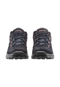 Un paio di scarpe da trekking nere e blu scuro con lacci e lati a motivi, viste frontalmente su uno sfondo bianco.