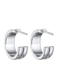 Silberne Creolen mit glänzender Oberfläche, die ein elegantes, geschwungenes Design und drei horizontale Rillen im unteren Bereich aufweisen.