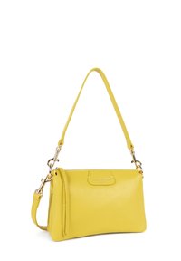 Borsa a spalla in pelle gialla con una finitura texture, dotata di chiusura con zip, tasca piatta e dettagli in hardware dorato.