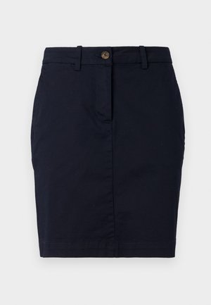 Tummansininen puuvillahame, jossa on slim fit -malli. Hameessa on nappisuljenta, vyölenkit ja siisti helma. Pinta on sileä ilman näkyviä kuvioita.