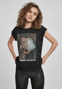 Schwarzes Baumwoll-T-Shirt mit einem Druck eines klassischen Gemäldes, darunter der Text "ICH HABE FREE WIFI VERSPROCHEN" und einem umgeschlagenen Ärmeldesign.