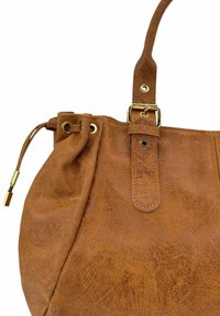 Sac à main en simili cuir marron avec une finition texturée, des poignées réglables, des accessoires en métal doré et des détails froncés à l'ouverture.