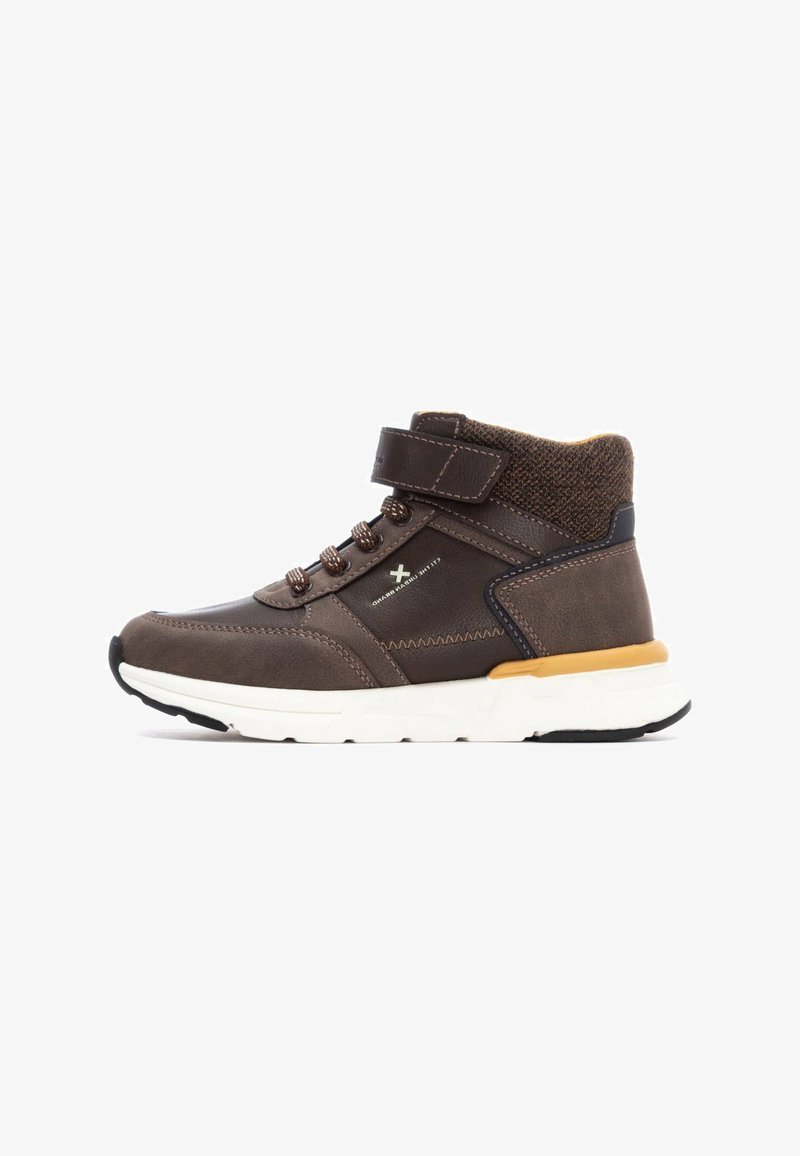 Zapatilla alta marrón con parte superior de tela, media suela blanca, suela de goma marrón y correa ajustable de Velcro. Detalles texturizados cerca del tobillo.