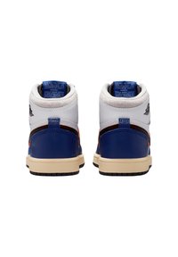 Sneaker alte con pelle sintetica blu e accenti bianchi. Presentano un collare imbottito, dettagli neri e suola in gomma testurizzata.