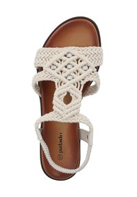 Beige geflochtene Sandale mit dekorativen Steinen, ausgestattet mit einem strukturierten Obermaterial, offenem Zehenbereich und verstellbarem Knöchelriemen auf einer braunen Sohle.