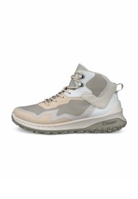 Scarpe alte in grigio chiaro e beige, caratterizzate da una combinazione di materiali lisci e testurizzati, pannelli in mesh traspirante e suola in gomma.