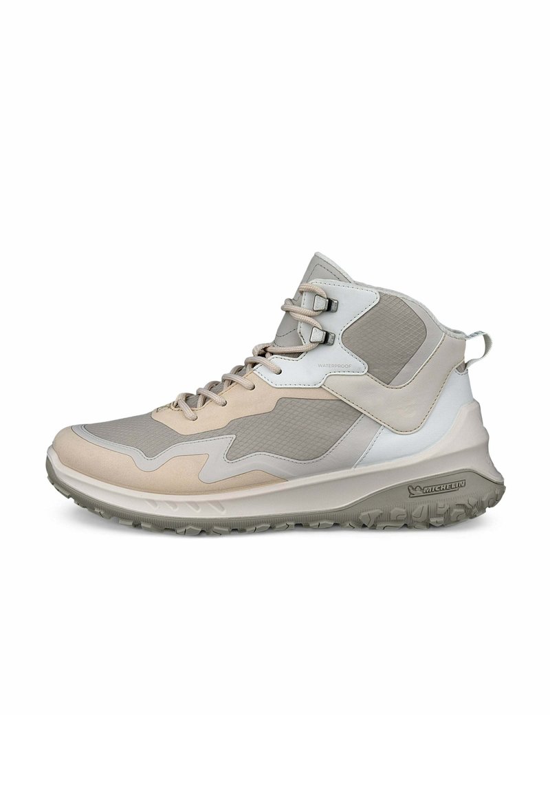 Scarpe alte in grigio chiaro e beige, caratterizzate da una combinazione di materiali lisci e testurizzati, pannelli in mesh traspirante e suola in gomma.