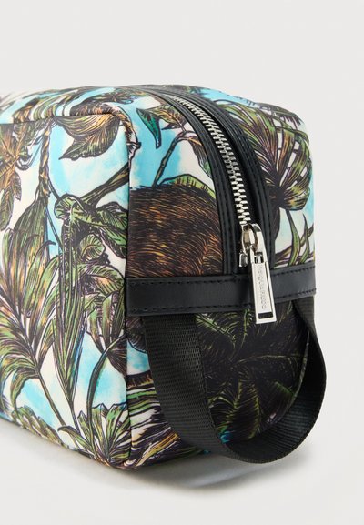 Τσαντάκι καλλυντικών με μαύρη λαβή, μαύρο φερμουάρ και τροπικό μοτίβο φύλλων σε αποχρώσεις του πράσινου, καφέ και μπλε.