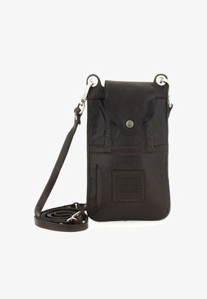 Custodia per telefono in pelle di colore marrone scuro, con chiusura a scatto frontale, tracolla regolabile e un'etichetta quadrata sul fondo.