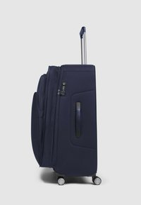 Marineblauwe harde koffer met twee soepel rollende wielen, een uittrekbaar handvat, combinatieslot en een getextureerd zijpaneel met details.