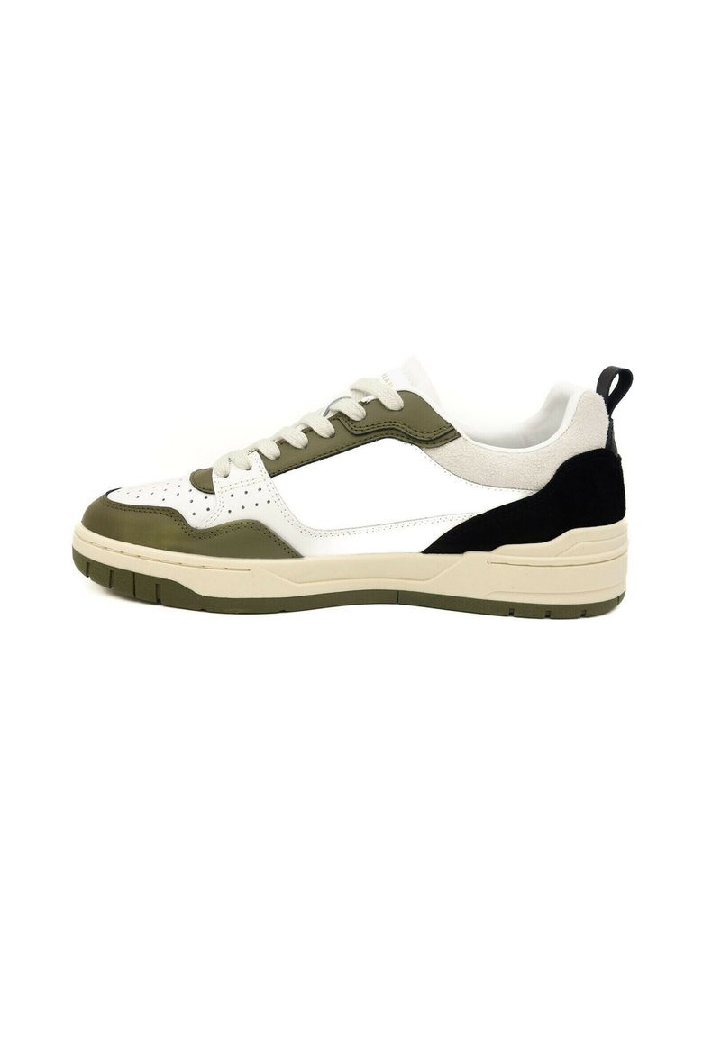 Sneaker mit einem Obermaterial aus weißem Leder, olivgrünen Akzenten und schwarzem Wildleder an der Ferse. Verfügt über eine strukturierte Sohle und runde Schnürsenkel.