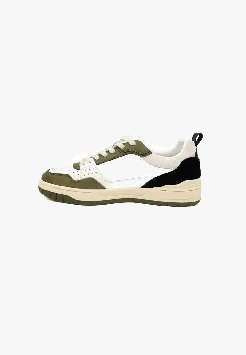Sneaker met een bovenwerk van wit leer, olijfgroene accenten en zwarte suede bij de hiel. Beschikt over een gestructureerde zool en ronde veters.