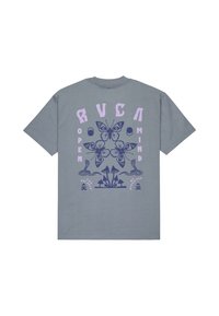 Camiseta de algodón gris con un gran diseño gráfico en azul y púrpura que presenta mariposas, serpientes y el texto "MENTE ABIERTA" en la parte de atrás.