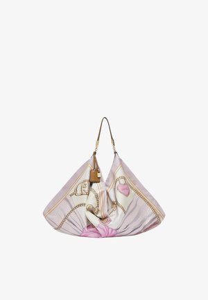 Zachte roze en beige zijden handtas met ketting- en hartpatronen, bruine leren handvatten en een klein bevestigd leren label.