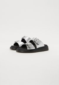 Sandale texturate argintii cu două catarame ajustabile, talpă din cauciuc negru și design cu vârful deschis, evidențiind un stil modern și minimalist.