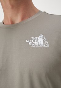 The North Face TEE GRAPHIC - Αθλητικό μπλουζάκι - cavern grey