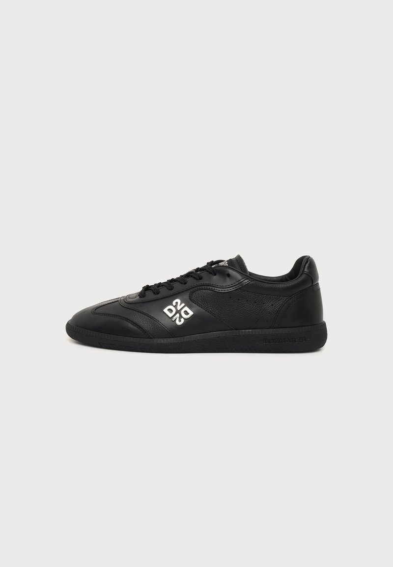 Μαύρο χαμηλό sneaker με το λογότυπο DSQ2 στο πλάι, κορδόνια μπροστά και υφασμένη σόλα σε απλό ανοιχτό φόντο.
