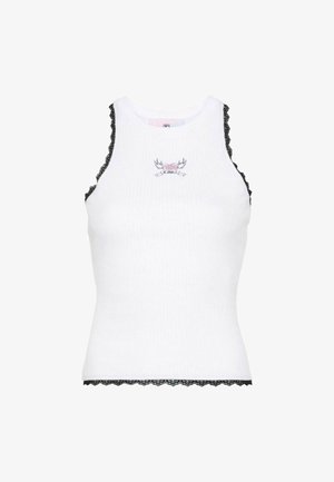 Top bianco senza maniche a coste con bordo in pizzo nero sulle aperture delle braccia e sull'orlo, con piccolo logo ricamato rosa al centro del petto.