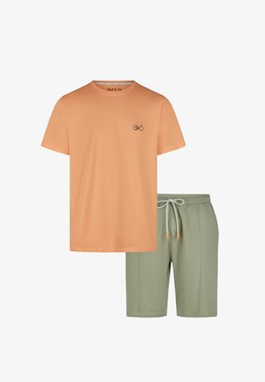 Camiseta de algodón naranja con gráfico de bicicleta, combinada con pantalones cortos verdes con cintura elástica y cordón.