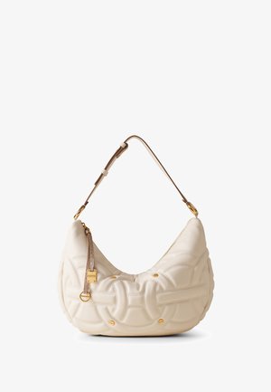 Quilted weiße Leder Schultertasche mit goldfarbenen Beschlägen, die eine geschwungene Form, dekorative Nähte und einen abnehmbaren Tragegurt bietet.